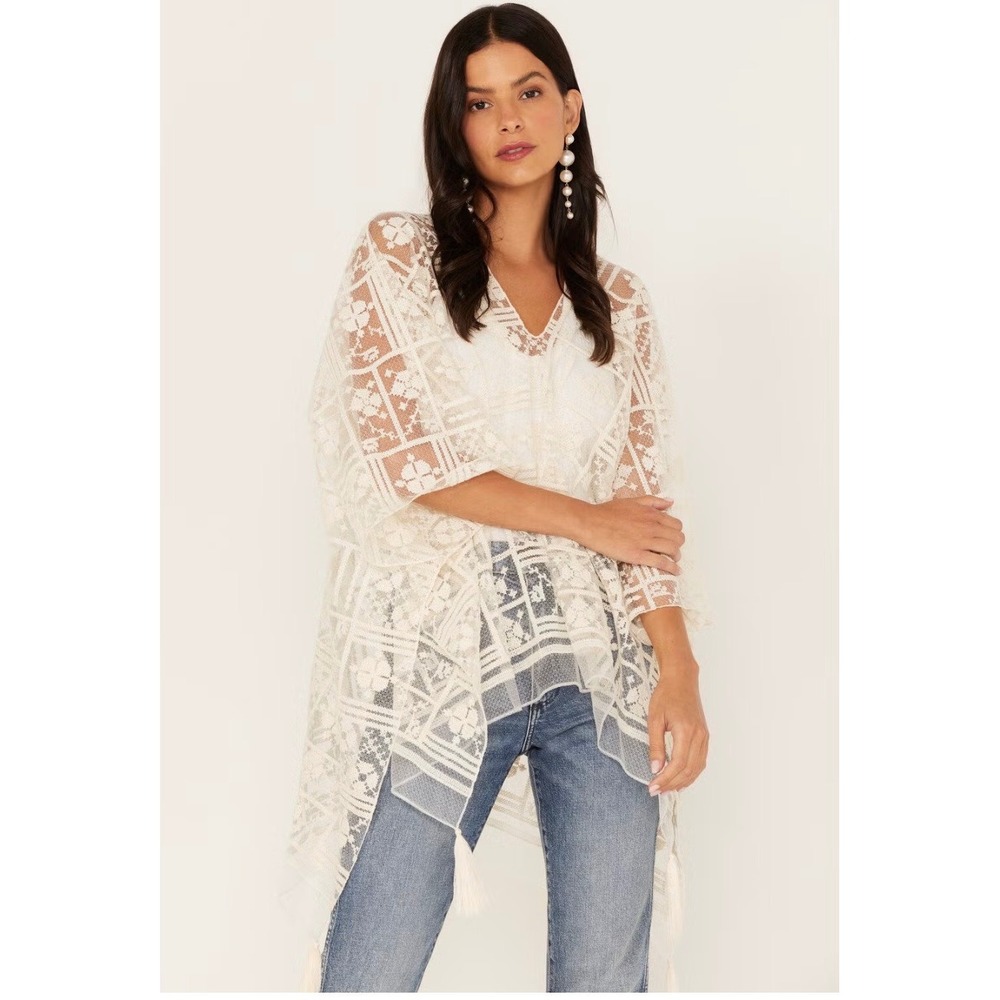 Shyanne Cream‎ Lace Poncho Top Floral Embroidered Tassel Hem OS Boho Western